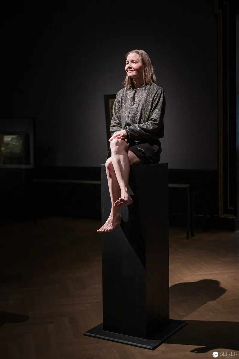 Seated Figure on Black Pedestal during Performance Ganymed at KHM