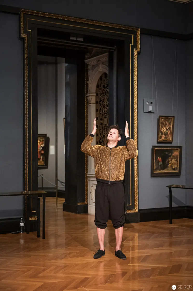 Ganymed Performance at Kunsthistorisches Museum Wien: Expansive Gestural Pose