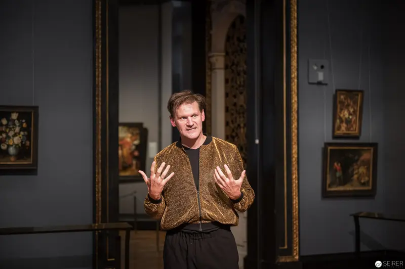 Performance Ganymed: Dramatic Gesture in Gold Jacket at Kunsthistorisches Museum Wien
