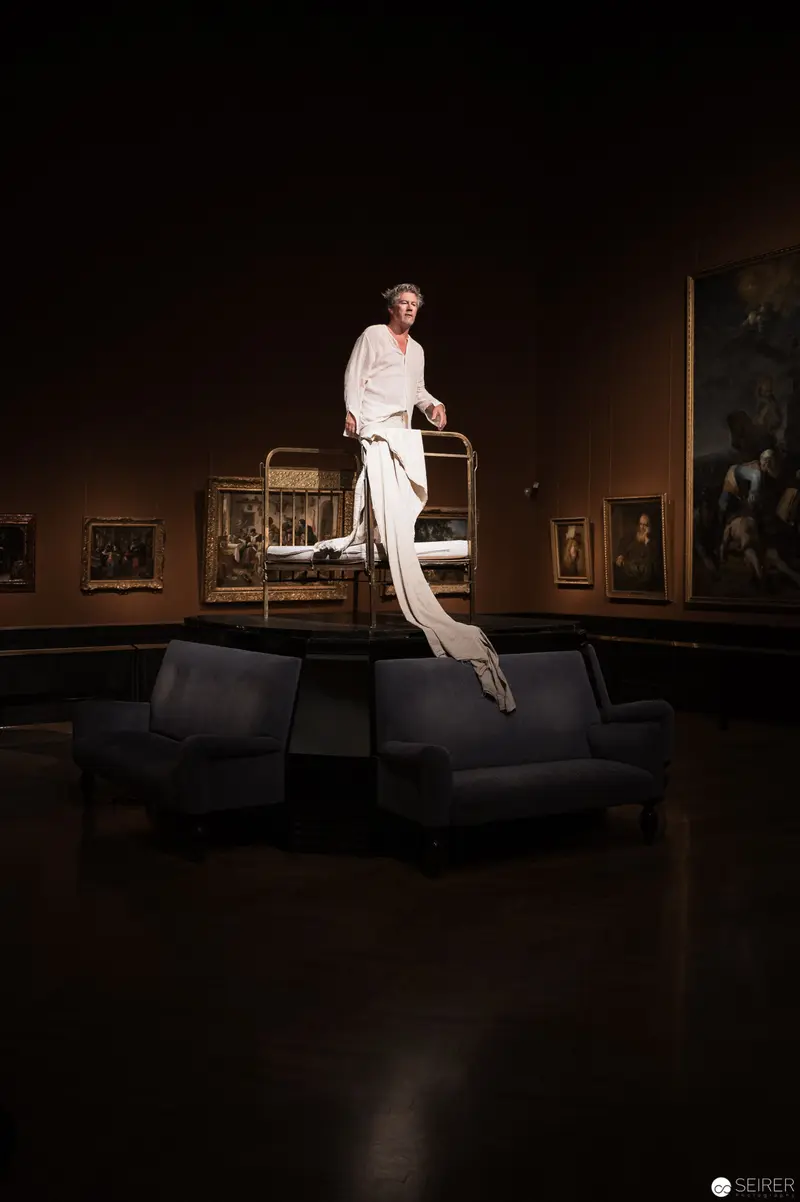 Performance Ganymed: Dramatic Pose on Sofa at Kunsthistorisches Museum Wien