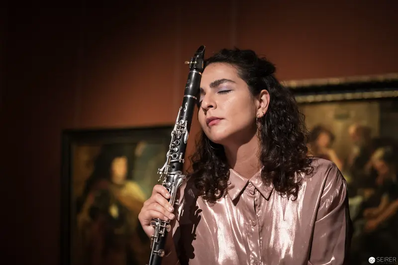 Contemplative Clarinetist in Luminous Satin during Ganymed Performance at KHM