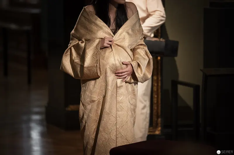 Performance Ganymed Tableau: Draped Figure in Golden Ochre Tones at KHM