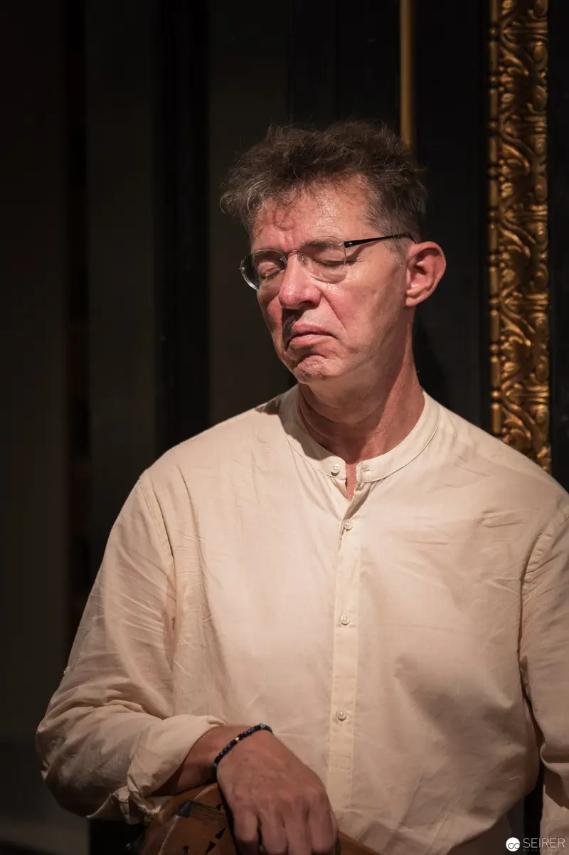 Performance Ganymed at Kunsthistorisches Museum Wien: Contemplative Performer in Neutral Tones