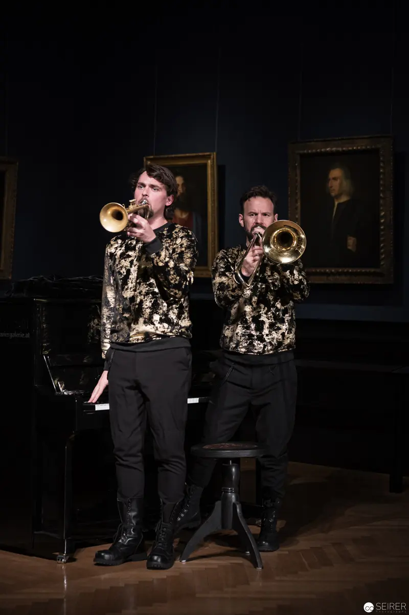 Performance Ganymed: Trumpet Duet in Ornate Golden Jackets at Kunsthistorisches Museum