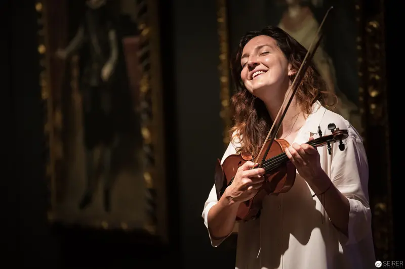 Violinist in Radiant Performance at Kunsthistorisches Museum Wien