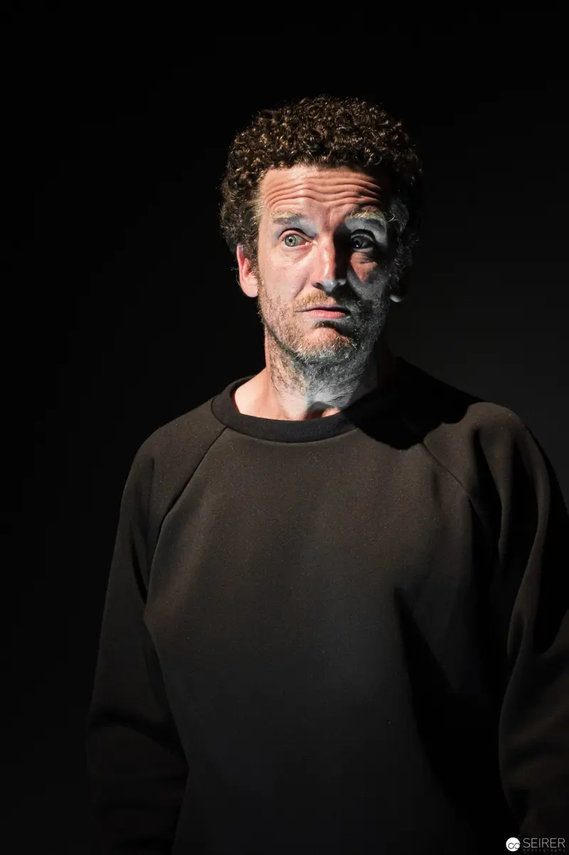 Performance Ganymed: Expressive Actor in Dark Studio Portrait at Kunsthistorisches Museum Wien
