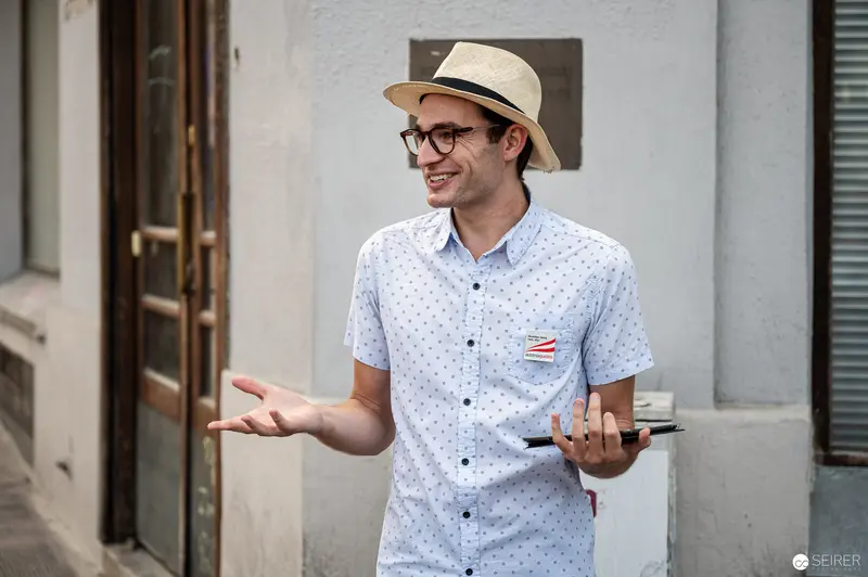Guided Tour of Vienna: Animated Storyteller in Summer Attire