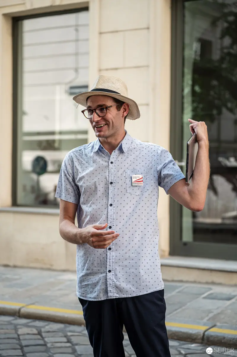 Guided Tour Expert in Summer Attire Discusses Vienna's Culinary Landscape