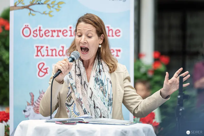 Jolanda Richter Performs Animated Reading at Deutschordenshaus Event