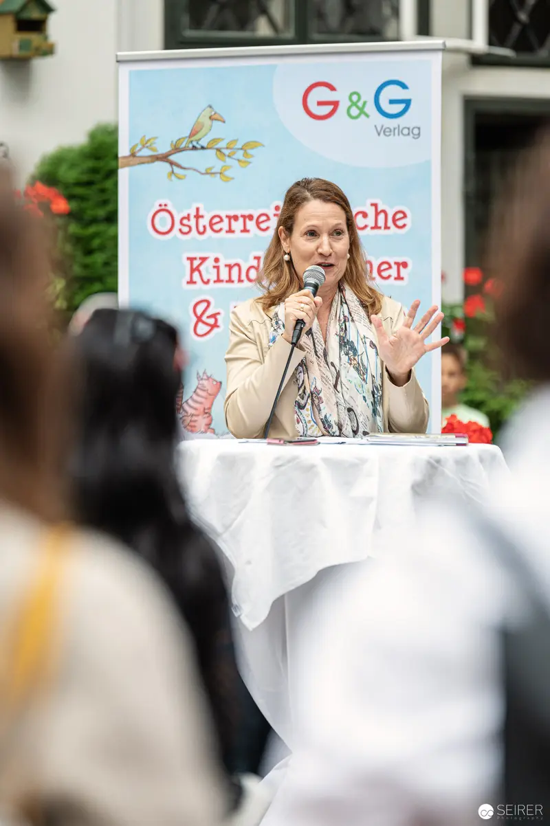 Jolanda Richter Speaking at Austrian Children's Literature Event in Vienna