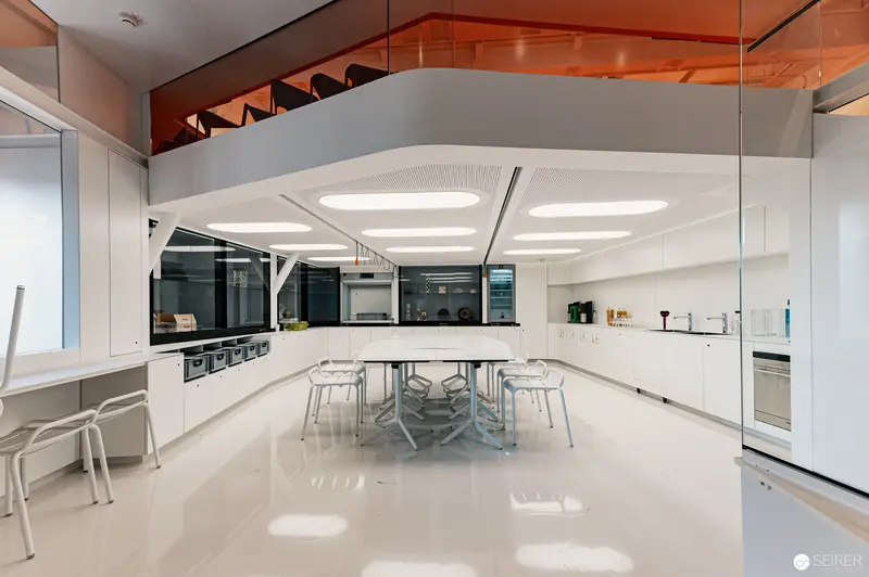 Deck 50 Innovation Space: Minimalist White Laboratory of Collaborative Design