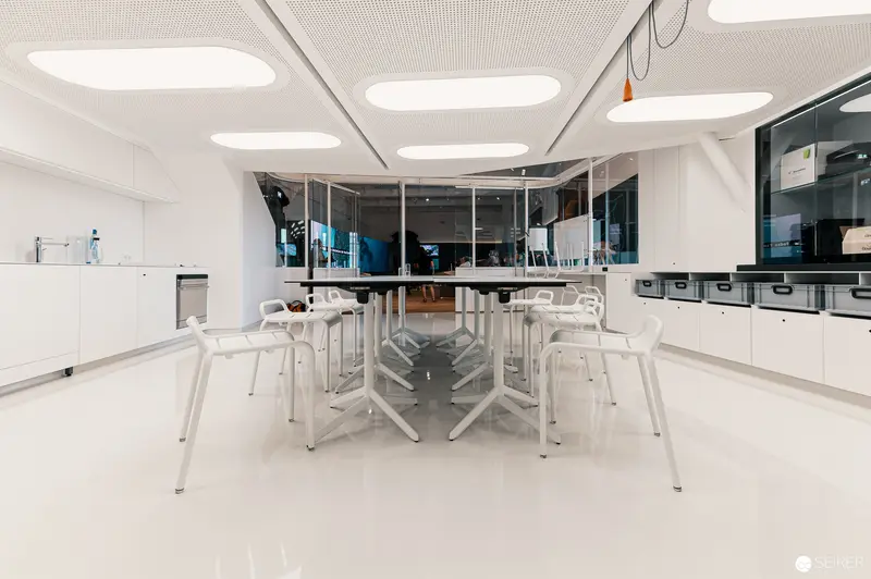 Deck 50 Innovation Space: Minimalist White Meeting Room with Geometric Design