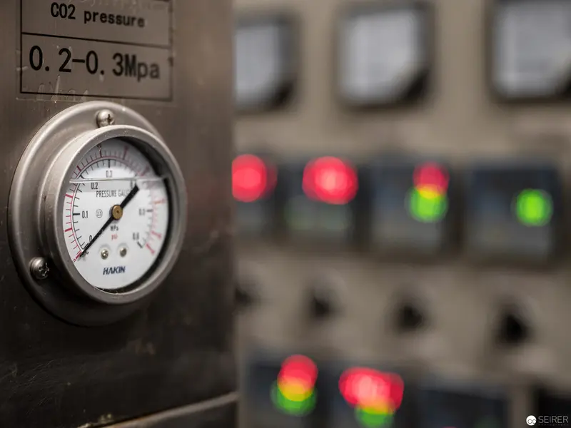 Industrial Control Panel Pressure Gauge with Illuminated Status Indicators
