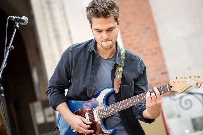 Blue Electric Guitar Performance at Musik Befreit Abschlusskonzert