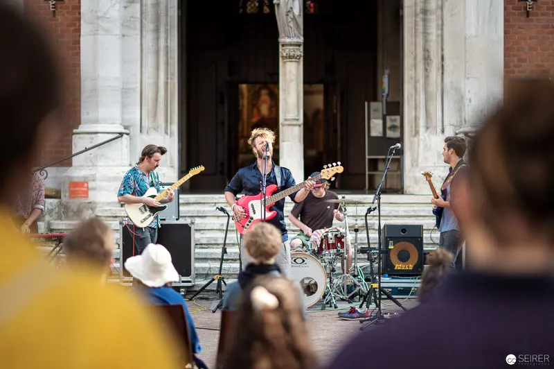 Musik Befreit Abschlusskonzert: Rock Band Performance Outside Historic Building