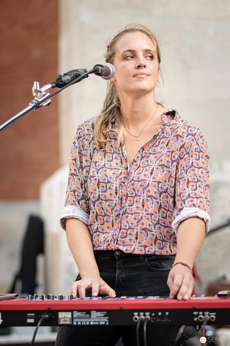 Luisa Performing at Musik Befreit Abschlusskonzert in Wieden with Keyboard