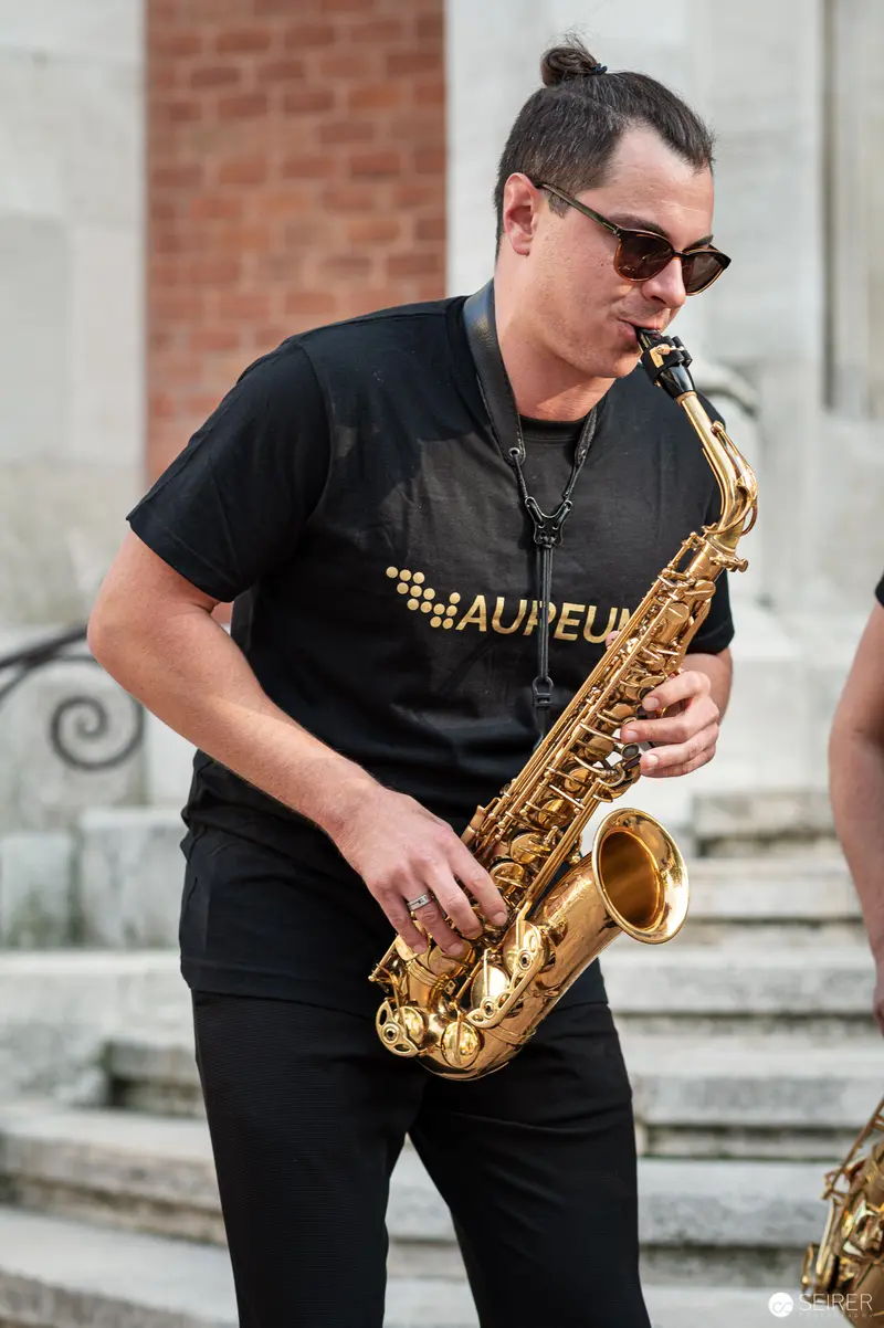 Aureum Saxophone Quartet Member Performing in Black Attire at Musik Befreit Abschlusskonzert