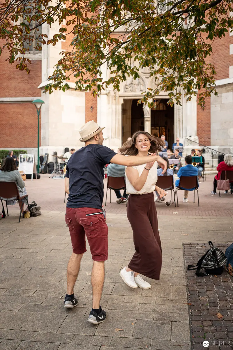 Impromptu Dance in Urban Plaza during Musik Befreit Abschlusskonzert