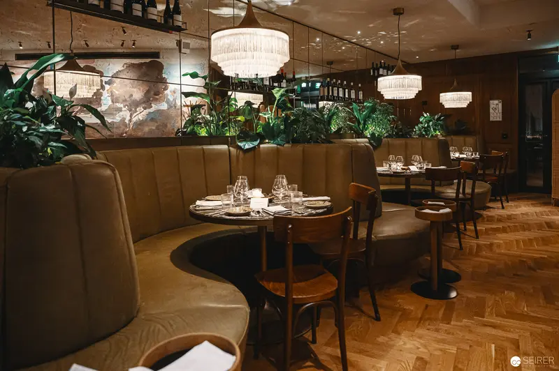 Interior of Hotel Motto Vienna: Elegant Dining Space with Botanical Accents