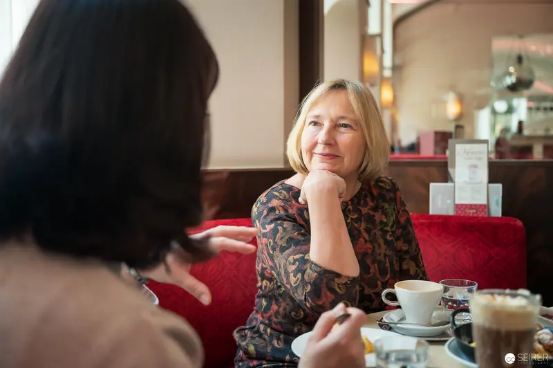 Ute Krause in Contemplative Conversation at Café Interview with Janett Cernohuby