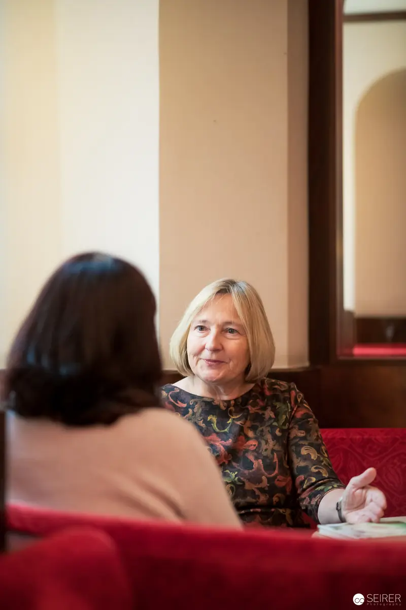 Ute Krause in Conversation with Interviewer at Intimate Roundtable Setting