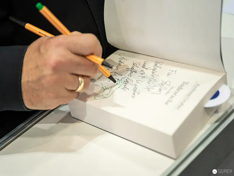 Book Signing at Wien 2022: Detailed Inscription with Pencil