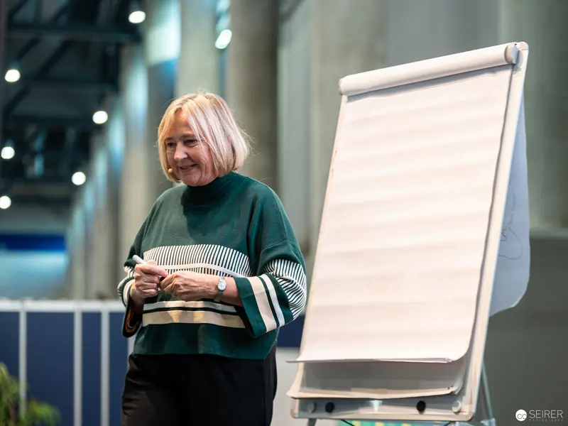 Presenter Engaging with Flipchart at Buch Wien 2022 Literary Event