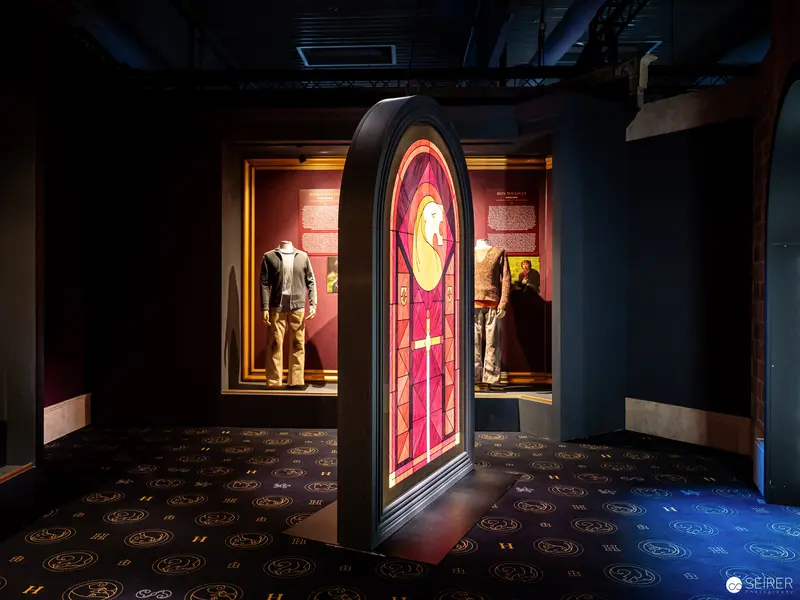 Harry Potter Exhibition Vienna: Stained Glass Window and Costume Display