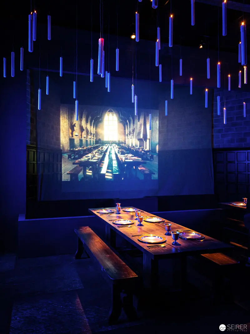 Harry Potter Exhibition Vienna: Magical Dining Hall Projection with Floating Candles