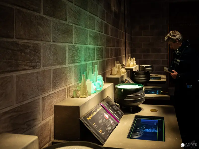 Harry Potter Exhibition Vienna: Potion Bottles and Interactive Display in Green Light