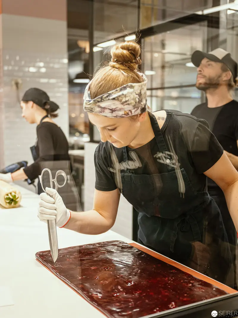 Traditional Chocolate Crafting at Zuckerlwerkstatt Wien: Artisan Tempering Technique