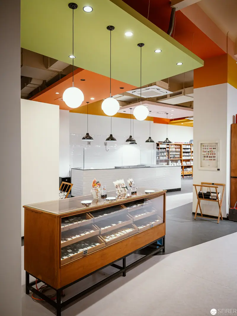 Zuckerlwerkstatt Wien: Vintage Confectionery Display with Modern Illumination