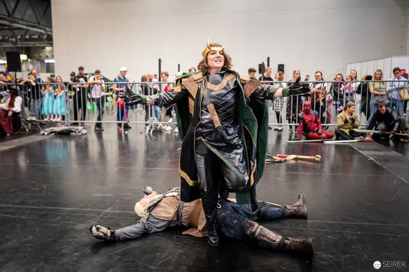 Loki Cosplayer Triumphant at Vienna ComicCon 2022 Performance