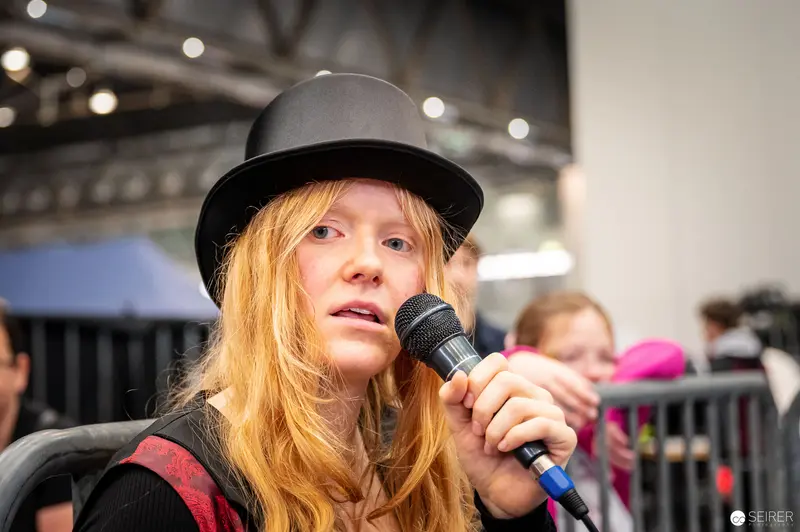 Performer in Bowler Hat Singing at Vienna ComicCon 2022 Performance