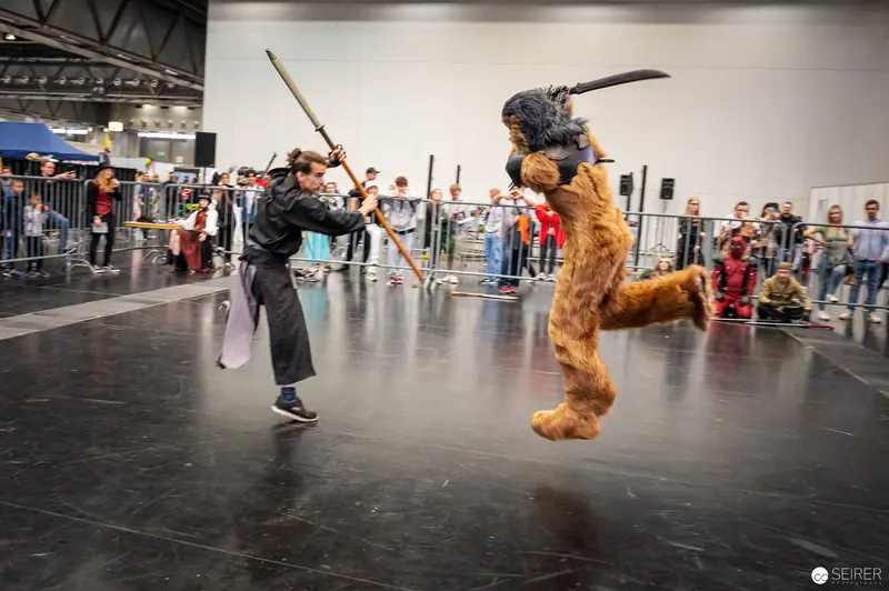 Costumed Performer Battles Samurai-Clad Opponent at Vienna ComicCon 2022