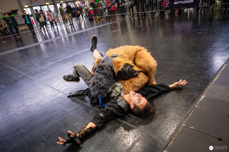 Performance Combat at Vienna ComicCon: Dramatic Theatrical Wrestling Encounter