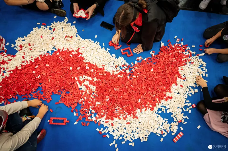 Collaborative Map Creation with Red and White Mosaic at Vienna ComicCon