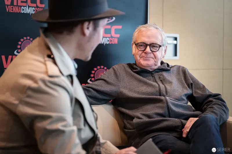 Veteran Artist Seated at Vienna ComicCon, Engaged in Candid Conversation