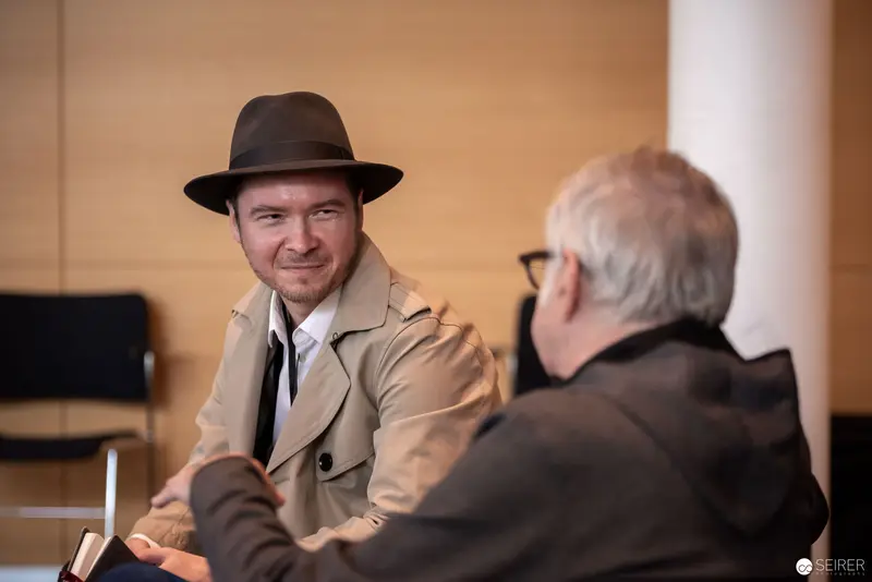 Conversation in Fedora and Trenchcoat at Vienna ComicCon 2022