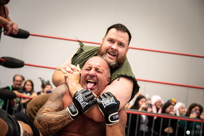 Professional Wrestling Match at Vienna ComicCon 2022: Intense Grappling and Submission Hold