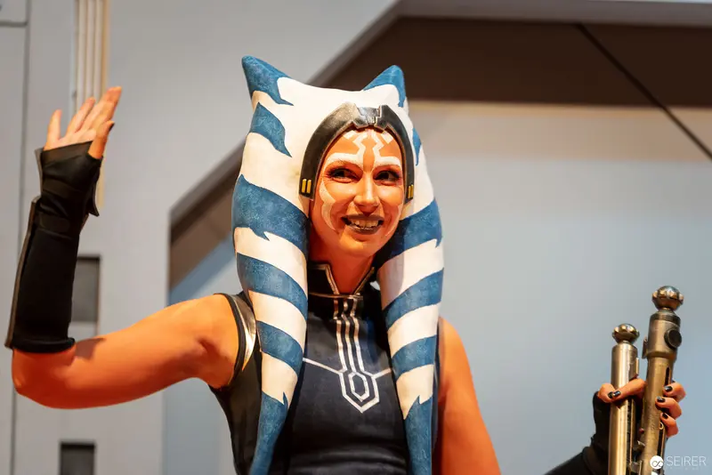 Ahsoka Tano Cosplayer Waves at Vienna ComicCon 2022 Attendees