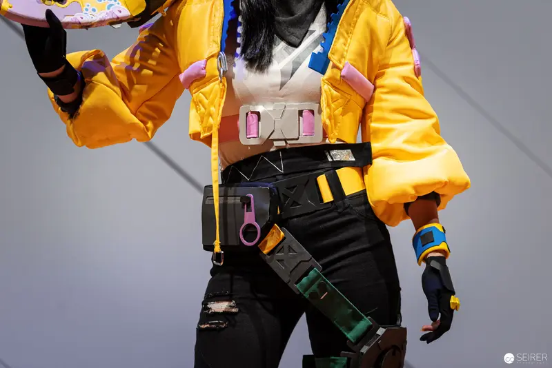 Yellow Jacket Cosplay at Vienna ComicCon - Detailed Cyberpunk Costume Design