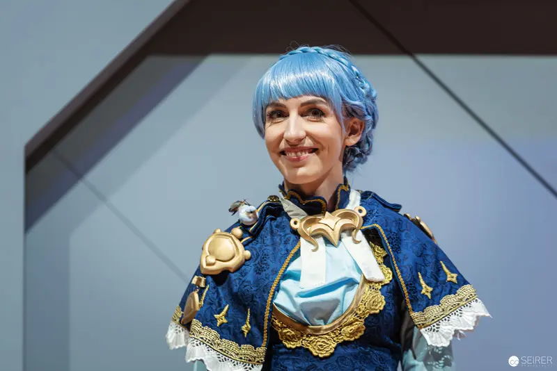 Blue-Haired Cosplay Performer in Ornate Costume at Vienna ComicCon