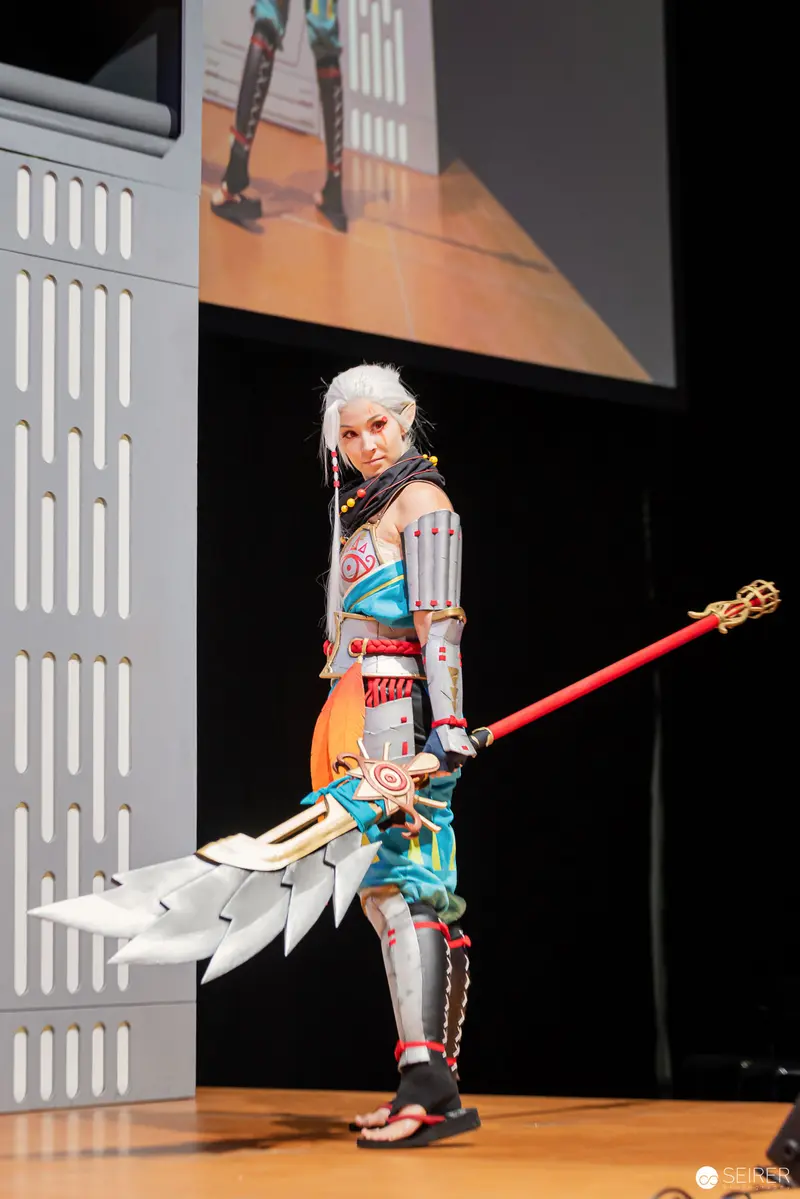 Cosplayer with Elaborate Weapon Poses at Vienna ComicCon 2022