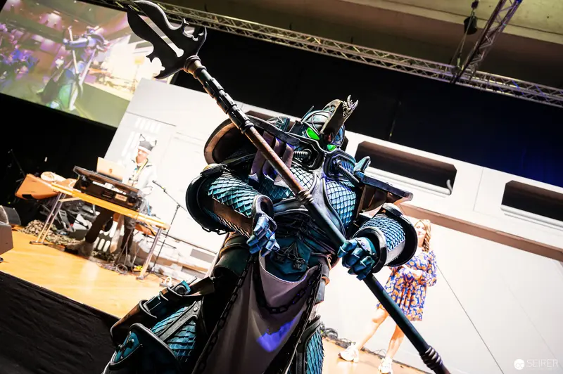 Elaborate Cosplay Warrior in Metallic Armor at Vienna ComicCon 2022