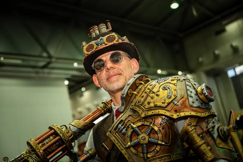 Steampunk Cosplayer in Intricate Mechanical Armor at Vienna ComicCon