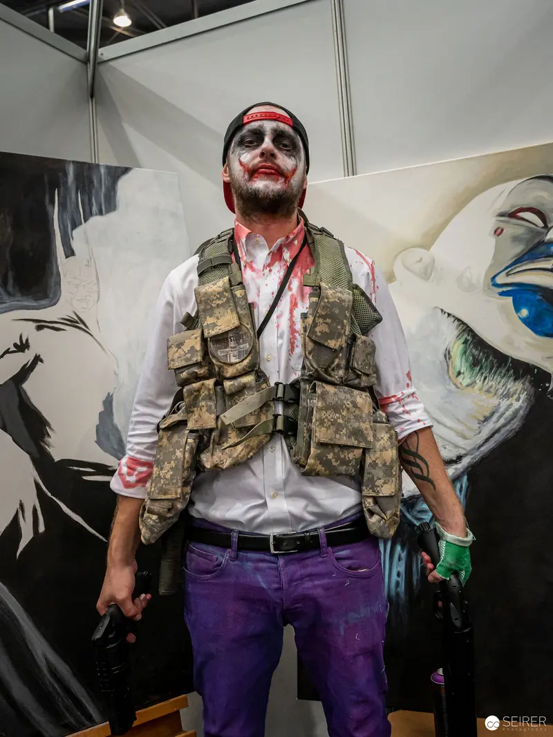 Bloodied Cosplay Performer in Camouflage Vest at Vienna ComicCon 2022