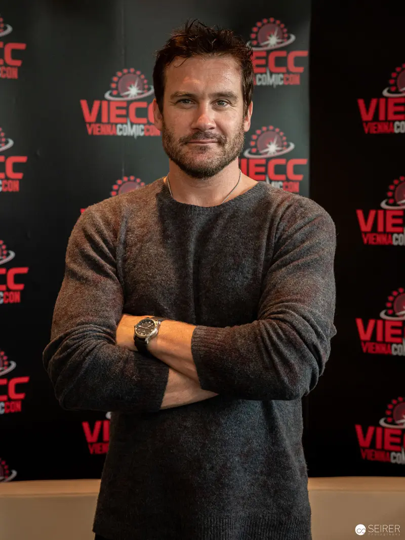 Clive Standen at Vienna ComicCon 2022, Posing Before VIECC Backdrop