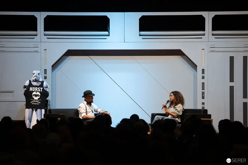 Vienna ComicCon Panel Discussion with Guests on Minimalist Stage Set