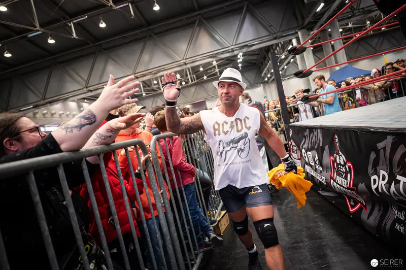AC/DC Fan Greets Wrestling Performer at Vienna ComicCon 2022